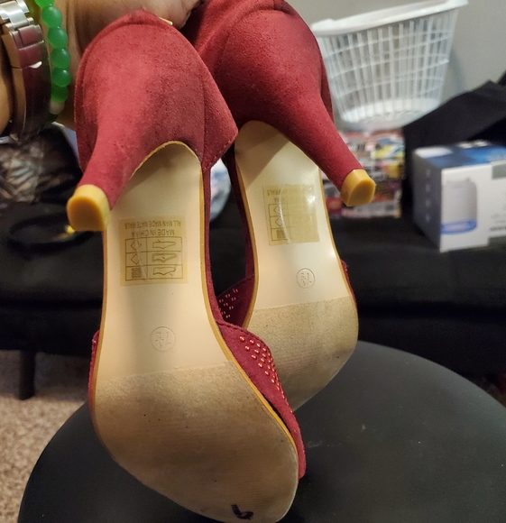 Heels - Picture 3 of 3